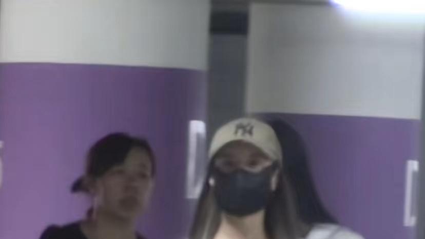 |34岁男星释小龙带娃出游！身边娇妻温顺听话，身材姣好肤白貌美