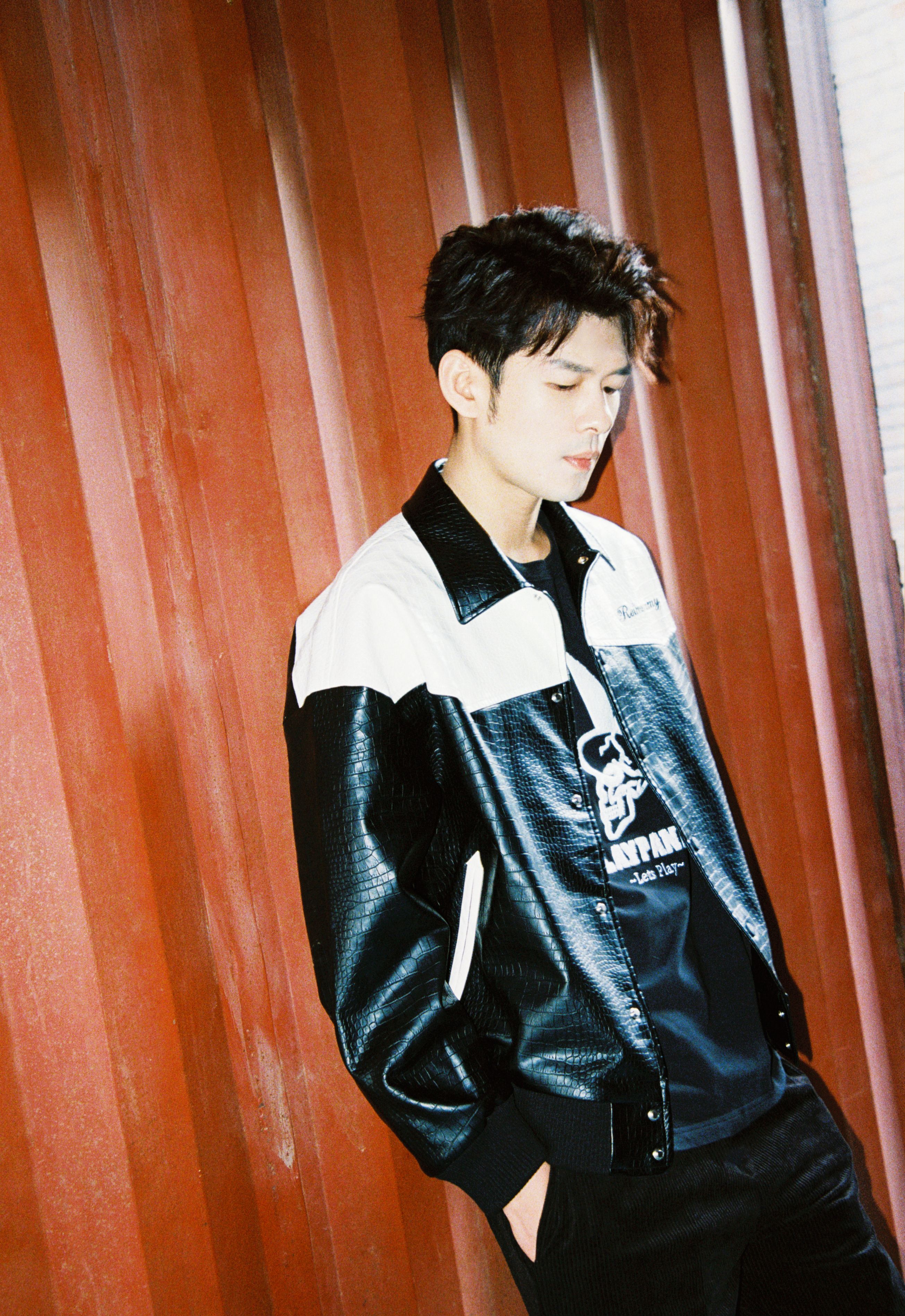 盛英豪街边写真大片率性桀骜彰显潮流新风尚 - 娱乐资讯(主打网)