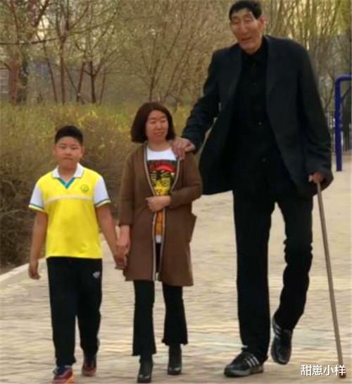 鲍喜顺|中国第一巨人，当初不听大夫劝阻，坚持结婚生下一子，如今怎样了