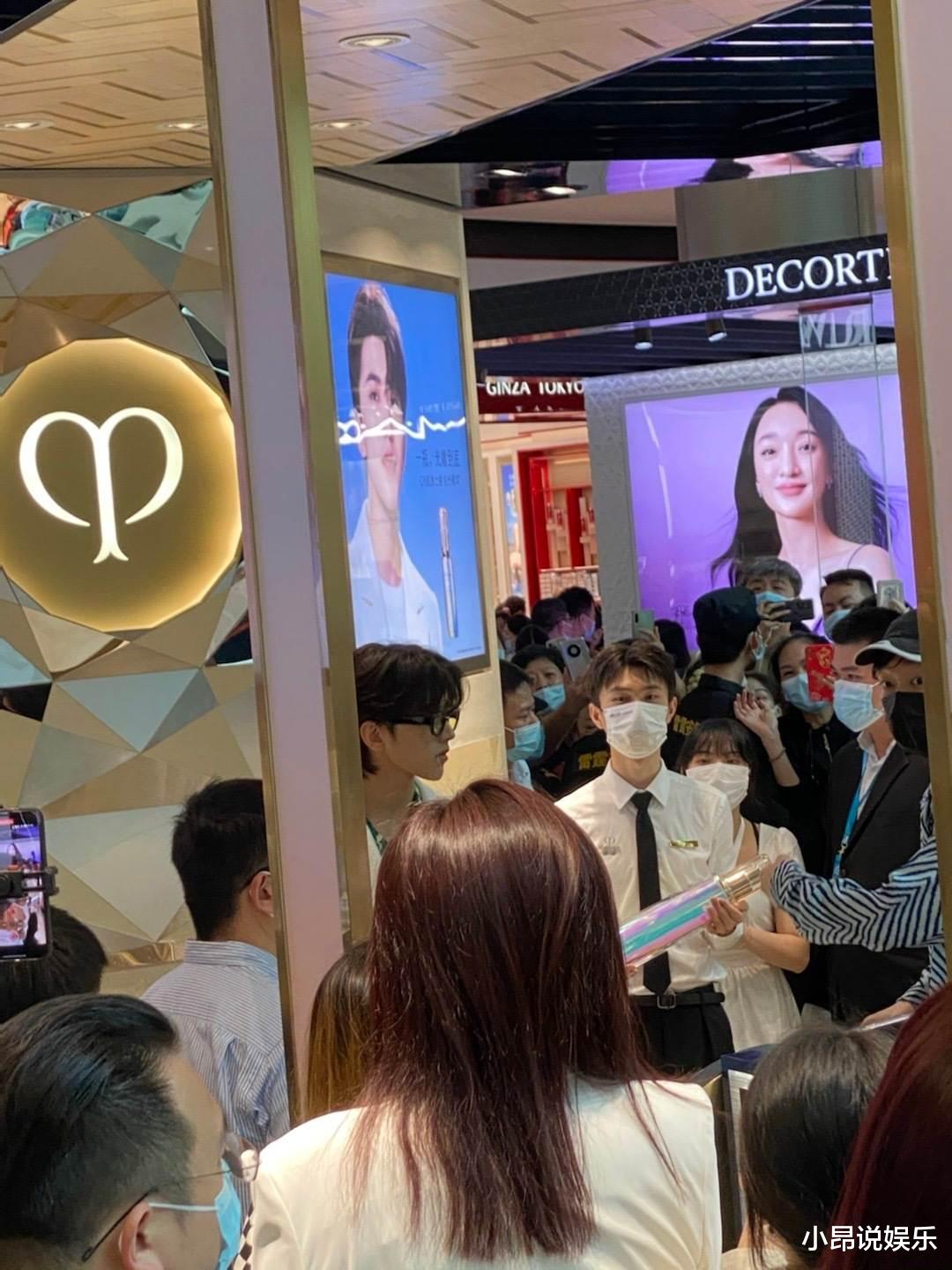 蔡徐坤|蔡徐坤现身线下活动,白色西服炫优越身材比例,怼脸镜头不见瑕疵