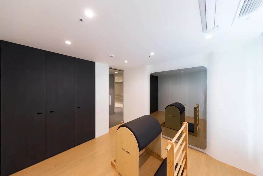 装修不再“循规蹈矩”,减少家具数量,阳光房里砌花坛过小资生活