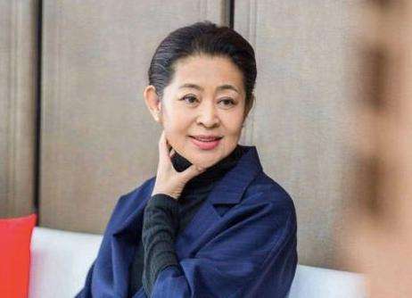 春晚|盼盼巴斯精彩表演，1991年春晚倪萍巧用四张白纸化解危机