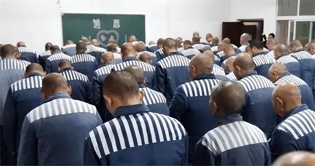 普法:被判无期徒刑的犯人,每天在监狱里干些什么?