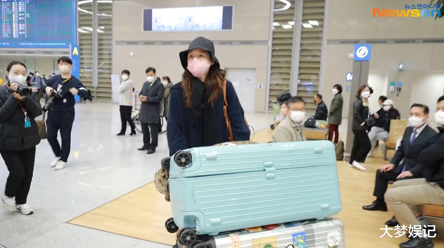 孔晓振|孔晓振新婚6天独自返韩！一人推3大箱行李“无名指见婚戒”