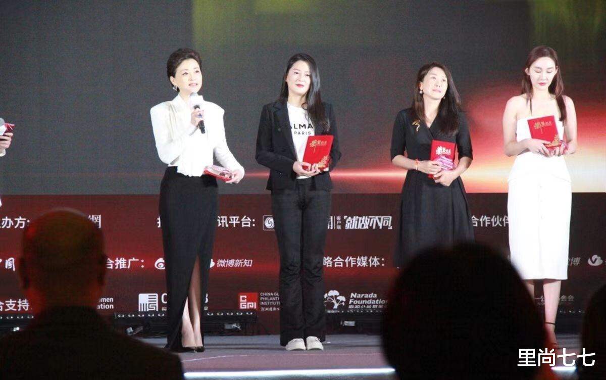 杨澜|蒋勤勤同框张钧甯输比例,杨澜仪态出挑,邓亚萍穿得土但精神头足