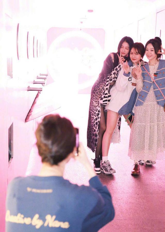 艺人力挺！欧阳娜娜艺术展被嘲土到爆！粉丝公开展会内部+收费反驳