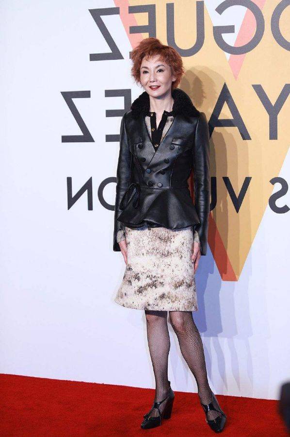 王祖贤|55岁王祖贤佝偻身体在小店吃火锅,吃完用手擦嘴!身材发胖认不出