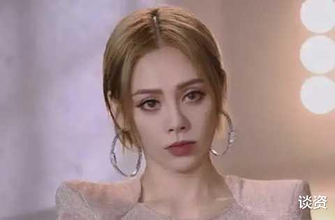 宁静|比男生还帅！50岁宁静机场现身一身橘色西装手插兜，不顾路人异样眼光跳舞