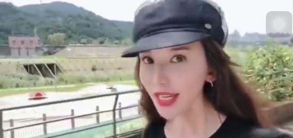 冯小刚|林志玲颜值不行了？近照大变样，穿黑T恤撞脸网红，网友认不出