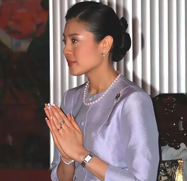 西拉米|提帮功晒出储妃公益近照,颜值轮廓精致如初,形体俱佳人美心善