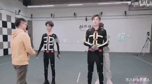 朱一龙|以为是神颜男星，实则身材五五分、干瘦羸弱，感觉自己被骗了！