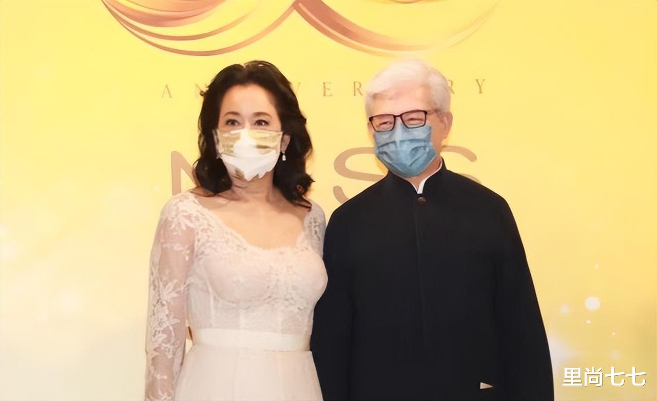 穿衣搭配 朱玲玲74岁老公怎么突然老成这样!头发全白了,但身姿挺拔像小伙