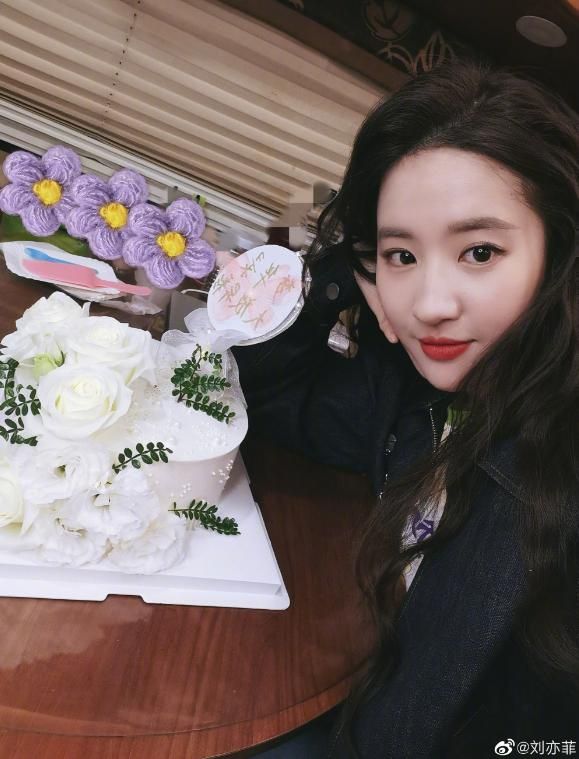 刘亦菲|刘亦菲「微博之夜」红毯造型翻车？粉丝怒控「恶意P图肿一圈」