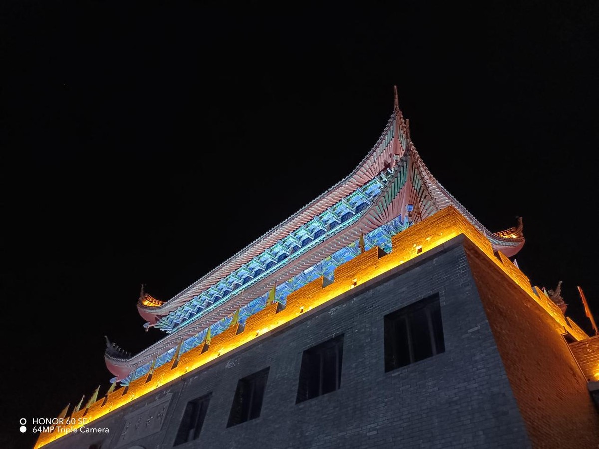 幽靈線|榮耀60 SE評測：僅售2199元，打破屏幕天花板是什么體驗？