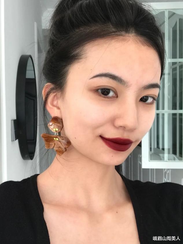 女生涂口红时,千万不要有这3种“坏习惯”,会让嘴唇越变越丑
