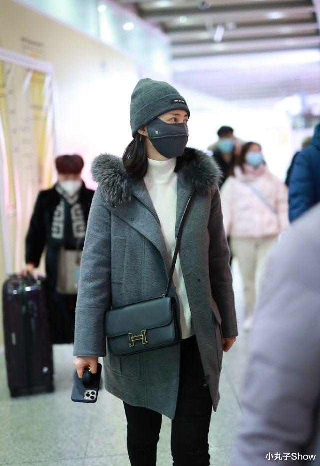 蒋勤勤|46岁蒋勤勤低调现身机场,黑眼圈暴露年龄,帮妈妈整理衣领太温馨