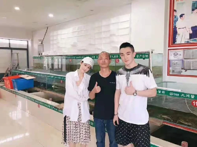 张馨予|军嫂张馨予真是嫁对人了!老公穿开衫明星脸超帅,高调约会超甜蜜