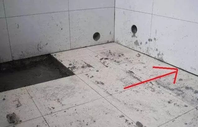 卫生间贴瓷砖,为啥下面要留空一排?师傅:必须这样做,好处多!