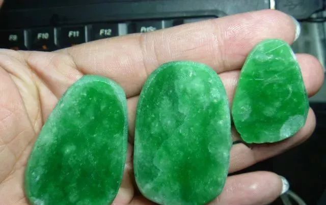 翡翠|1万入手的翡翠原石，没想到成品出来后，不涨个几十倍的价还不卖了！