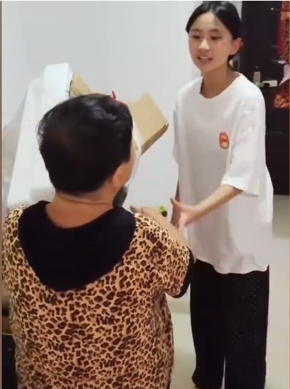 14岁女孩连续2个月捡废品送给邻居奶奶,父亲:以前觉得不文雅,现在很支持