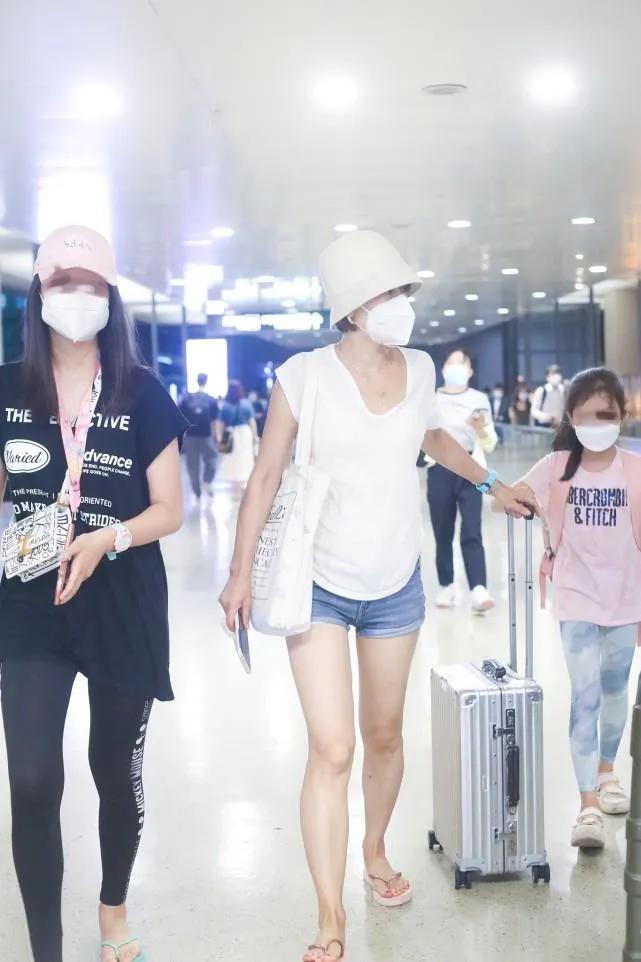 马伊琍|马伊琍携俩女儿现身机场,14岁爱马亭亭玉立,个子比妈妈还高