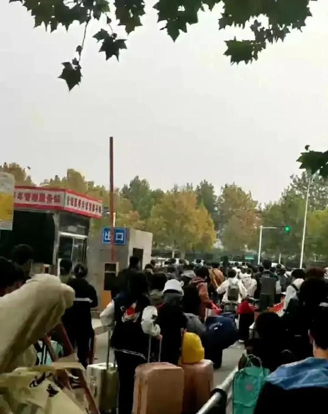 继郑州富士康后，郑州一高校学生突然离校？多数离校大学生已劝回