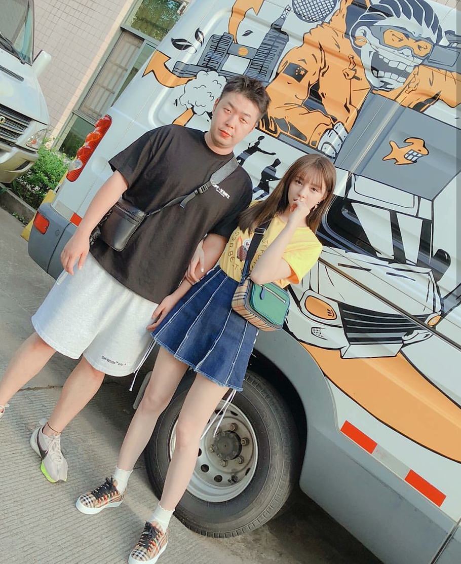 杜海涛|沈梦辰杜海涛与友人聚餐，两人十指相扣依偎说笑，婚后依然如初恋