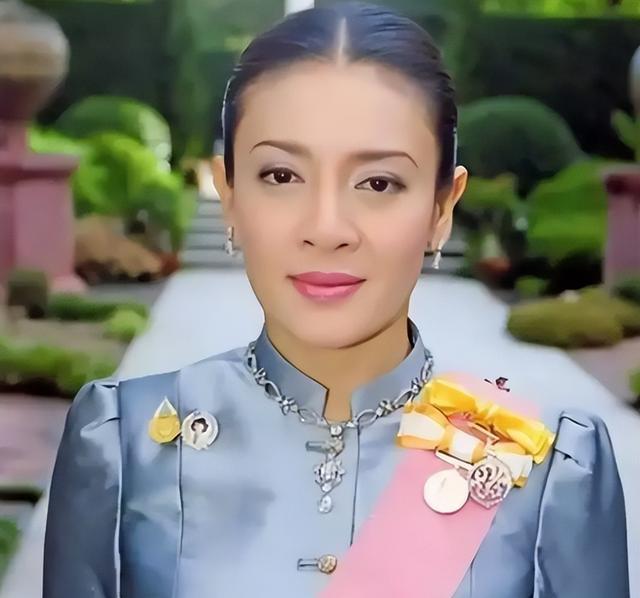 诗妮娜|37岁诗妮娜存在感降低,贵妃近况戛然而止,隐忍暂避后宫霸主锋芒