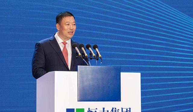陈建华坐拥千亿,为了不堵车每天坐直升机上班,妻子比自己大4岁