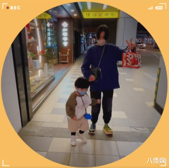 网络安全|陈意涵机智解决儿子不想走路，将走路变跳格子游戏，小初玩得好开心