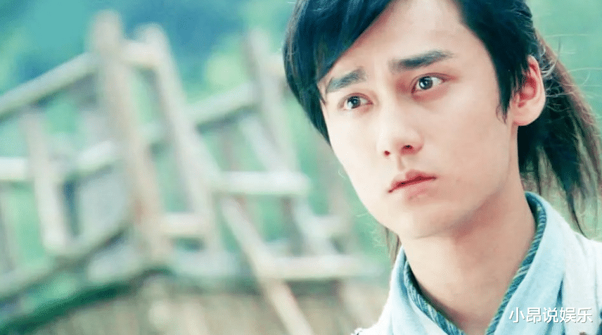 蒋劲夫|蒋劲夫现身电脑城挑手机，满身大汗衣服被浸湿，花臂瞩目如社会人