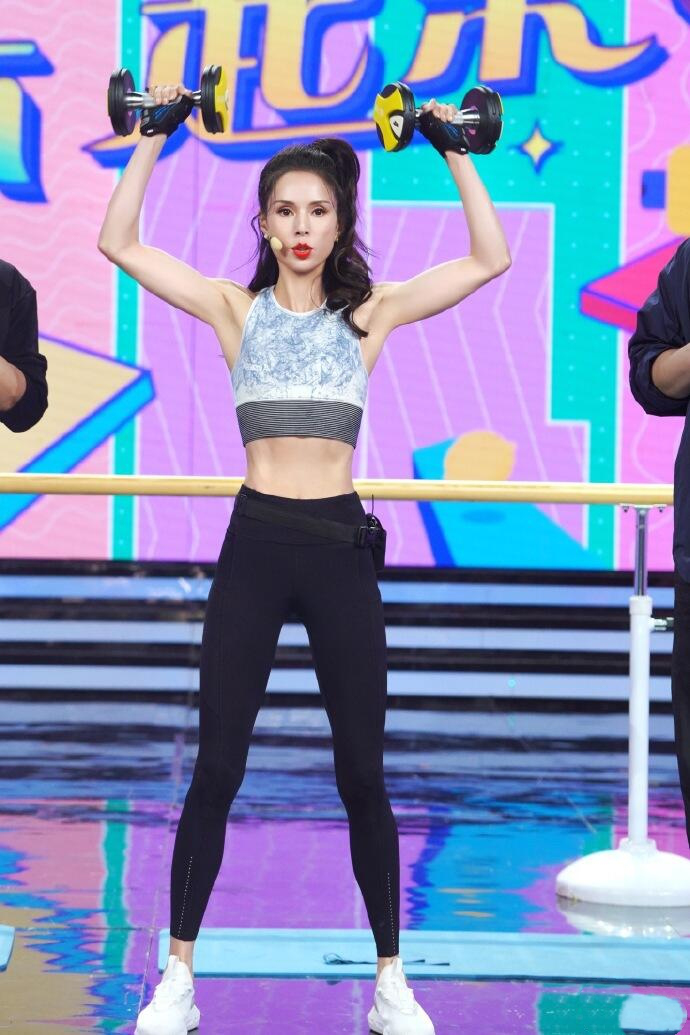 高马尾|身材依旧有曲线感,比例看着像大姑娘