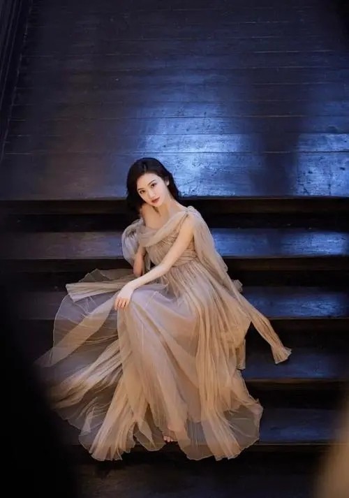 杨采钰的高级、景甜的柔美,都很适合穿长裙,美得不分上下