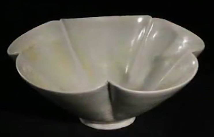 珊瑚|一个有沁色的花口碗,清洗前专家估价45万,如果清洗后能值60万