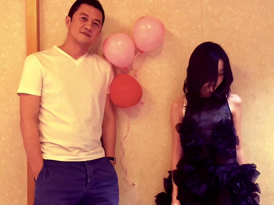 李亚鹏|奉子成婚?李亚鹏与女友拍婚纱照戴钻戒,女方腰围粗壮疑似有喜