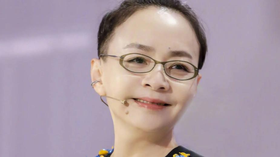 61岁宋丹丹豪宅内跳皮筋，房屋装修奢侈空间极大，可容纳上百人聚会