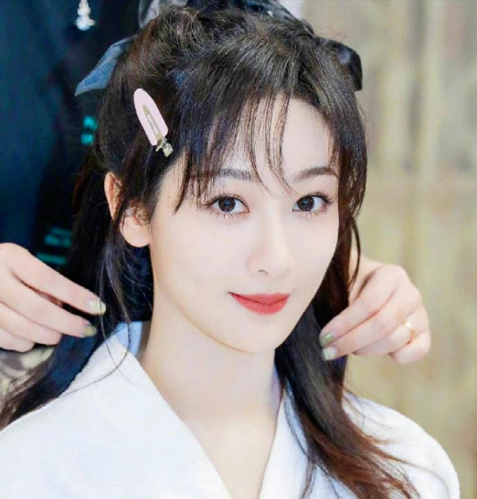 杨紫|杨紫直播状态翻车,脸僵肿胀硅胶感重,被吐槽“胶里胶气”