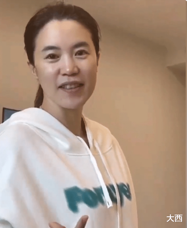 王楠|王楠过44岁生日,素颜很漂亮,巨富老公准备惊喜,女儿球技了得