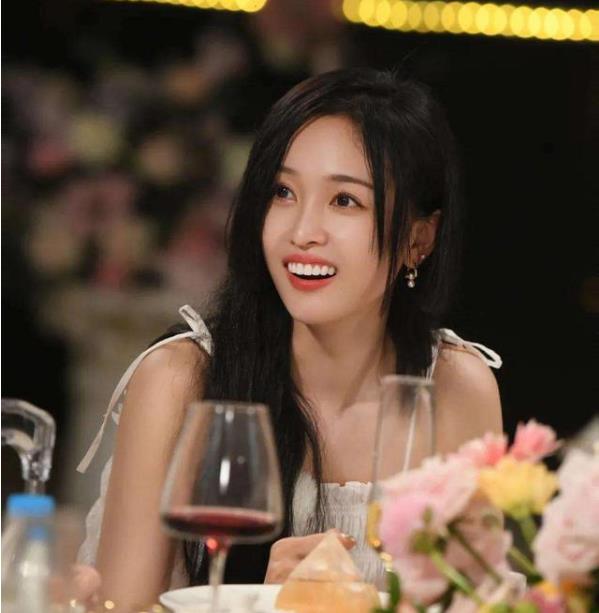 宋轶|吴宣仪终于找对风格了，瓜子脸就该走甜美风，颜值立马回升了不少