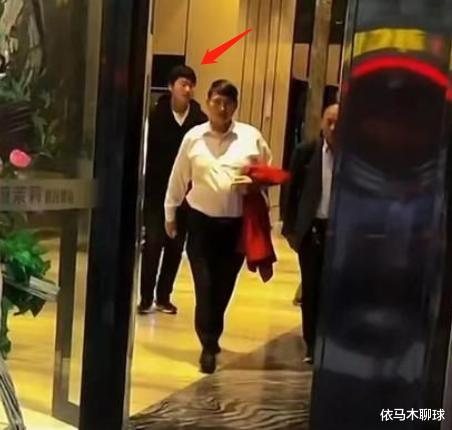 朱之文|曝大衣哥在儿子订婚后接商演,朱小伟拎包当助理,网友:丢人现眼