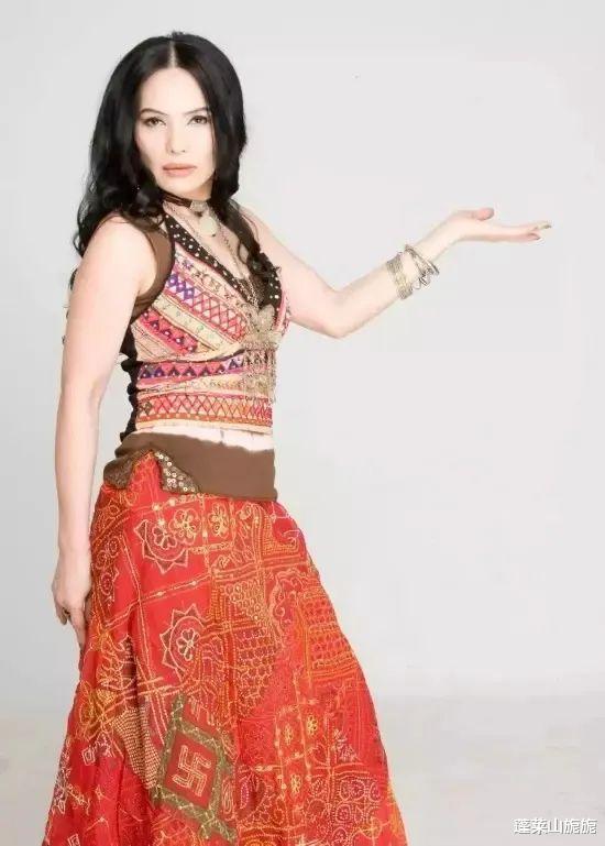 潘越云|性感歌后被老公“捉奸”拍床照，花800万摆平