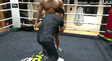 运动员|健美冠军挑战UFC运动员，被按在地上摩擦...