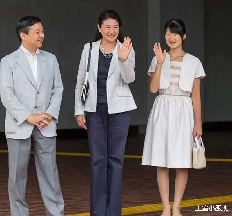 |爱子记者会上从容淡定,祝真子幸福长久,所穿套装和佳子那会相似