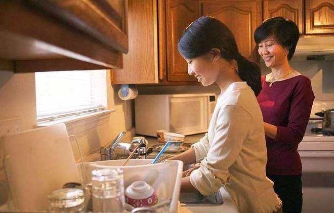 女子因婆媳矛盾跳楼,父母让女婿“背尸谢罪”,称:都是你的错