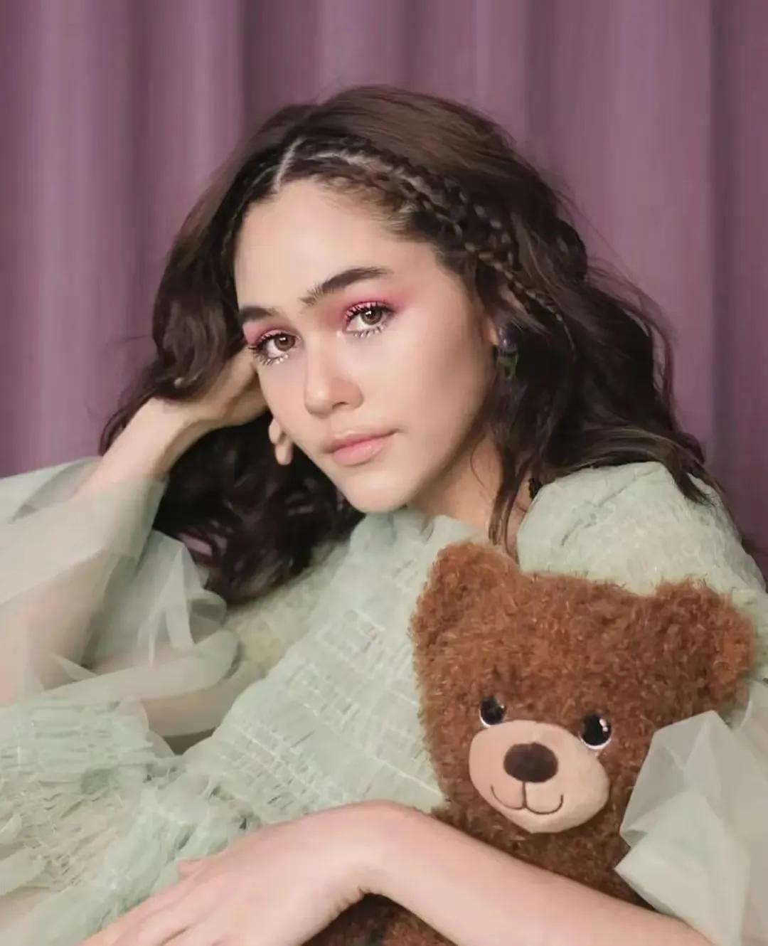 张卫健|\泰国范冰冰\Chompoo嫁豪门生三娃还未领证 老公疑似出轨