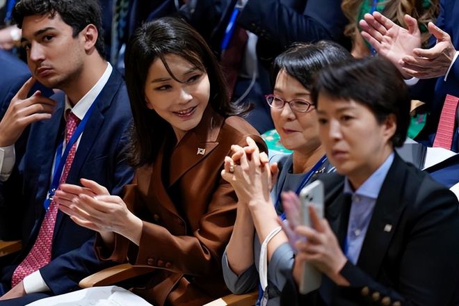西装 韩国第一夫人用美貌为老公撑门面！穿收腰西装出访加拿大，超拉风