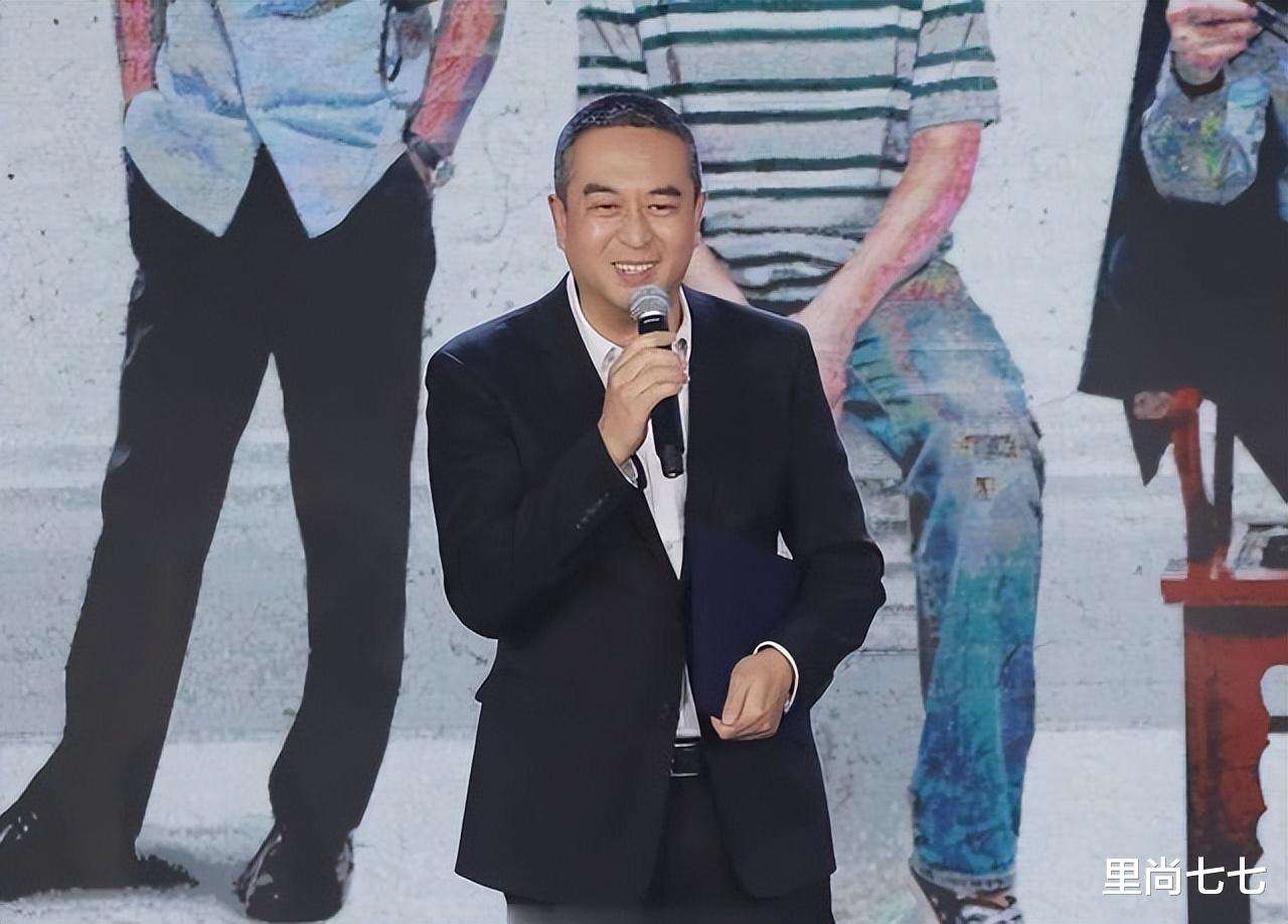 张嘉译一家三口同框,老婆穿大妈装很随性,女儿模样憨厚似他翻版