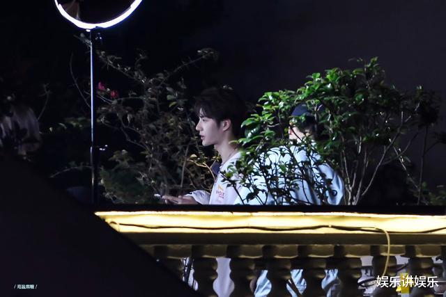 王一博|见明星有多简单？王一博北京街头被偶遇，携友游玩，却没“武装”