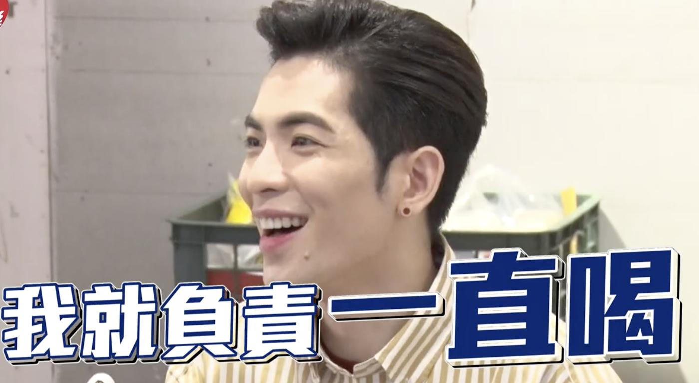 萧敬腾|萧敬腾带48岁女友经纪人吃路边摊,朴实低调接地气,保镖一路随行