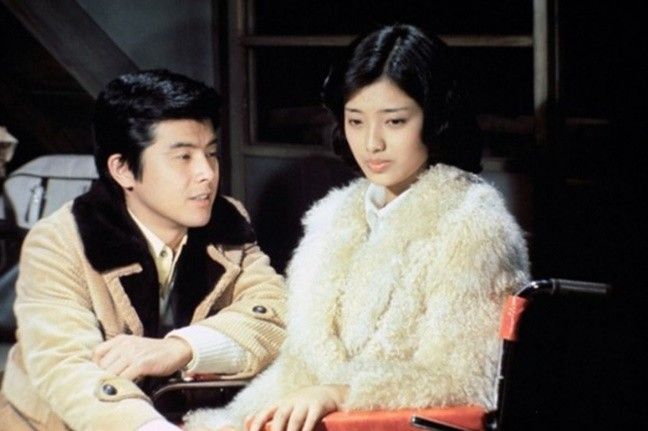 山口百惠|山口百惠：21岁嫁三浦友和，4年后生下儿子，穿着朴素笑容却更美